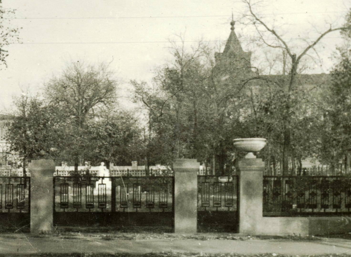 Забор Колючего садика. Ульяновск, 1947 г. / 25 Апреля 1947 / История  Ульяновска / Годы и люди